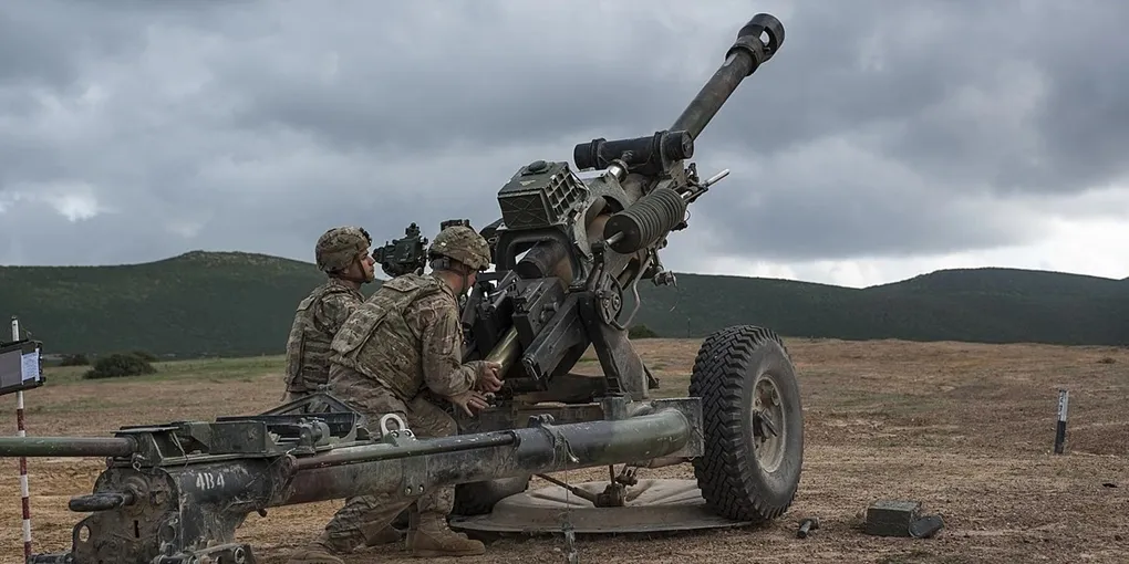 They Held Back Enemy for 10 Days with Just One Howitzer: the Story of L119 Light Gun Crew, British L119 towed howitzer an its crew