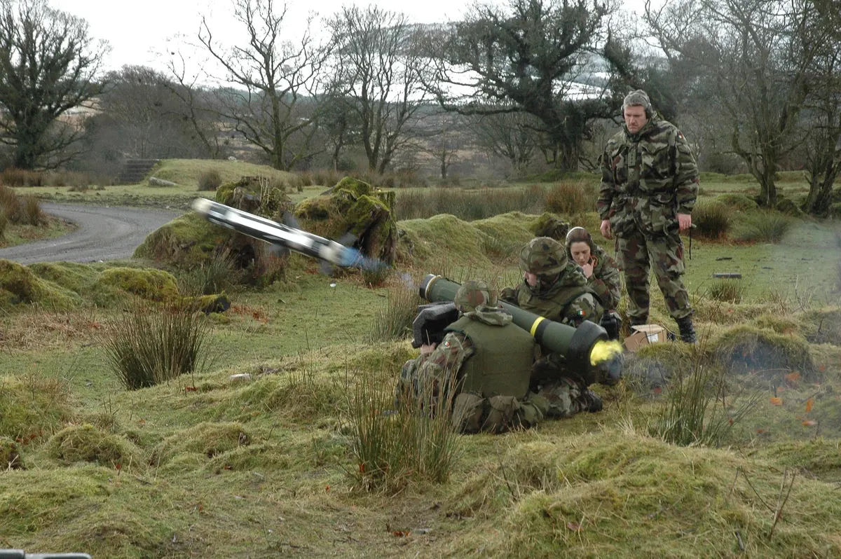 Irish soldiers learn operating the FGM-148 Javelin anti-tank guided missile