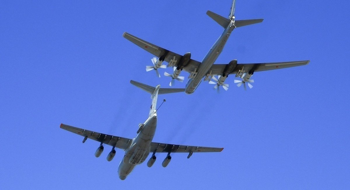 Mid-air refueling of a russian Tu-95MS provided by an Il-78 tanker, Defense Express