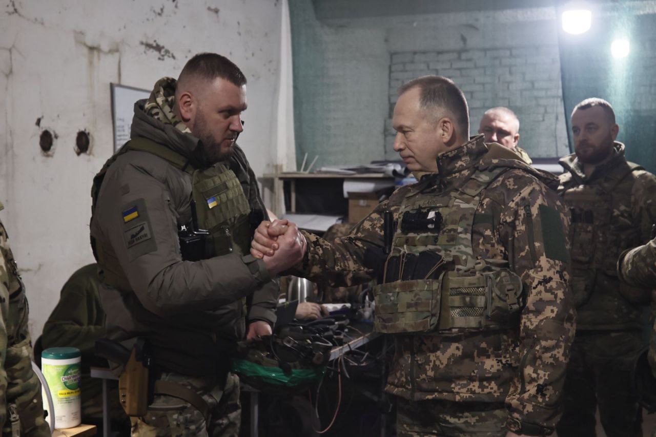 Commander of Ukraine’s Ground Forces, Colonel-General Oleksandr Syrskyi, once again visited the military defending Bakhmut and the city suburbs on Sunday, Defense Express