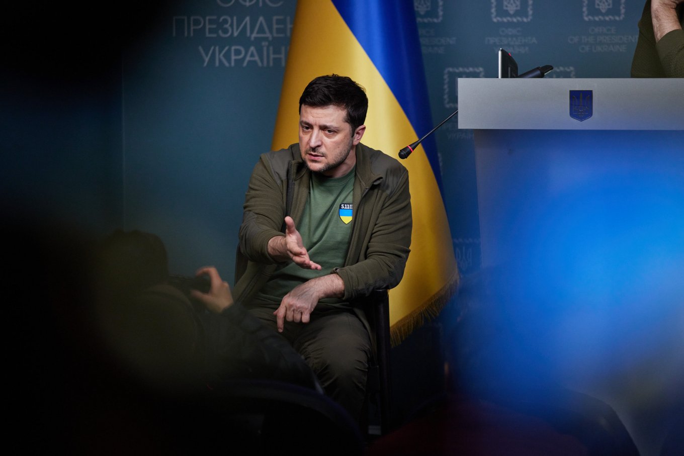 Defense Express / Ukrainian President Volodymyr Zelensky mentioned mobile crematoriums deployed by Russian army during the conversation with representatives of foreign media / Russia Hiding Actual Numbers of Losses in Ukraine