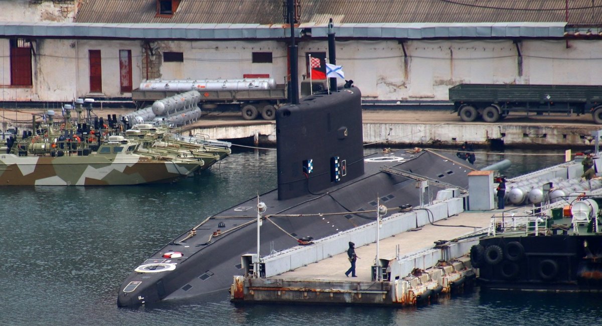 Kalibr missiles being loaded into a russian submarine