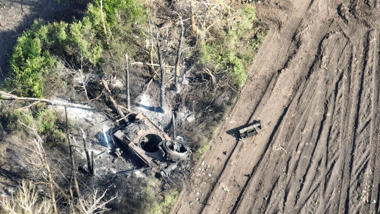 The 93rd Mechanized Brigade hit another russian T-80U tank in the vicinity of Izyum, Defense Express