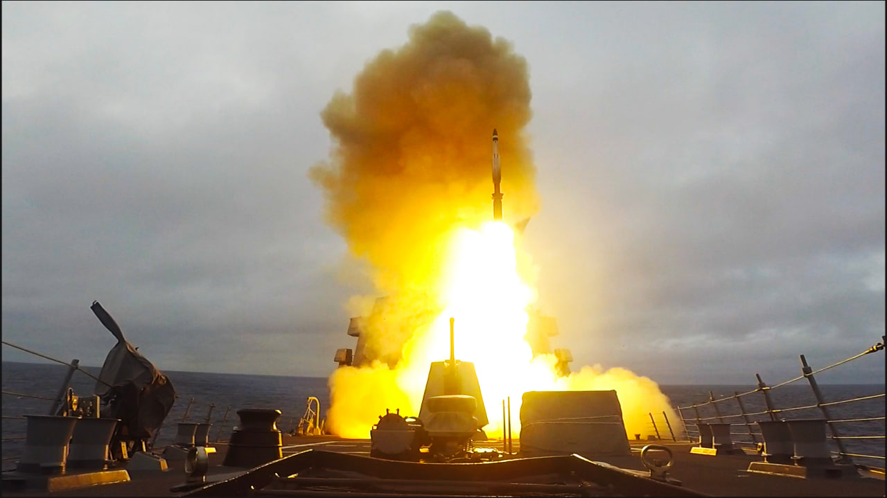 SM-2 missile launch from USS Paul Ignatius (DDG 117) Arleigh Burke-class destroyer of U.S. Navy / Photo credit: U.S. DoD