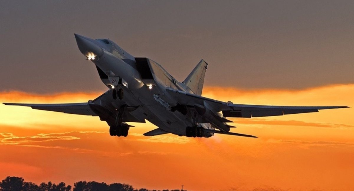 A Tu-22M3 strategic bomber with Kh-22 missiles attached