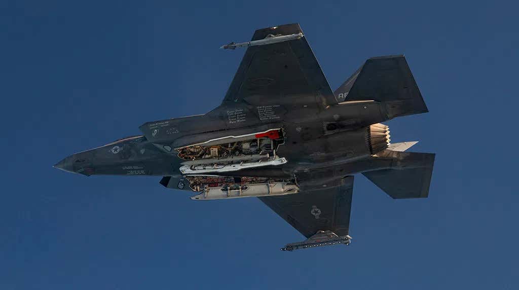 F-35A stealth fighter during testing with the B61-12 nuclear bomb / Open source photo