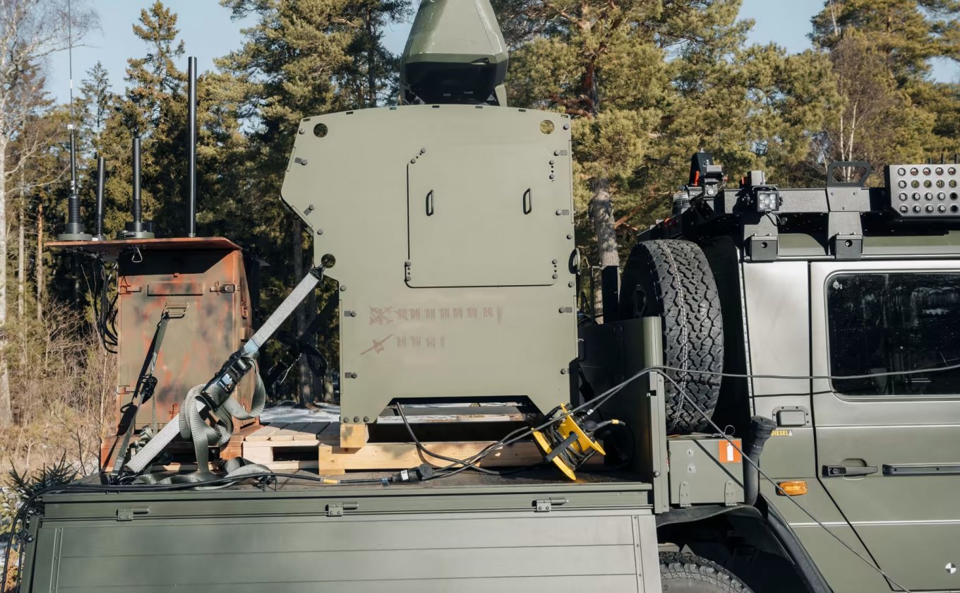 Giraffe 1X radar and the unidentified red antenna box / News Hub / NATO Standards Go Out the Window in the New Loke AA Gun: 84 Days of Development and Lego-Like Assembly