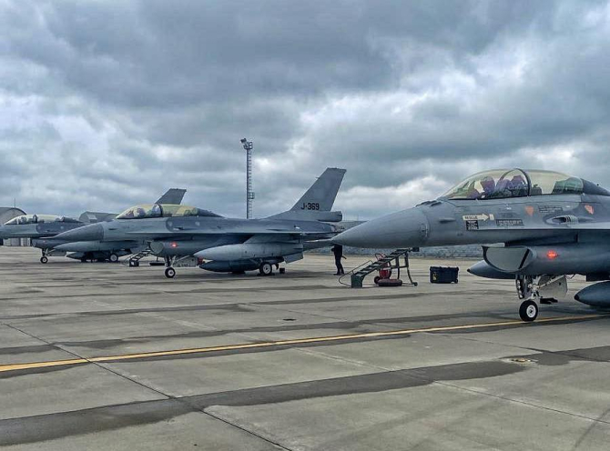 F-16s from the Netherlands at the 86th Air Base in Romania / Defense Express / Romania Receives 18 F-16s For Training Ukrainian Pilots But Also a Pain in Tow