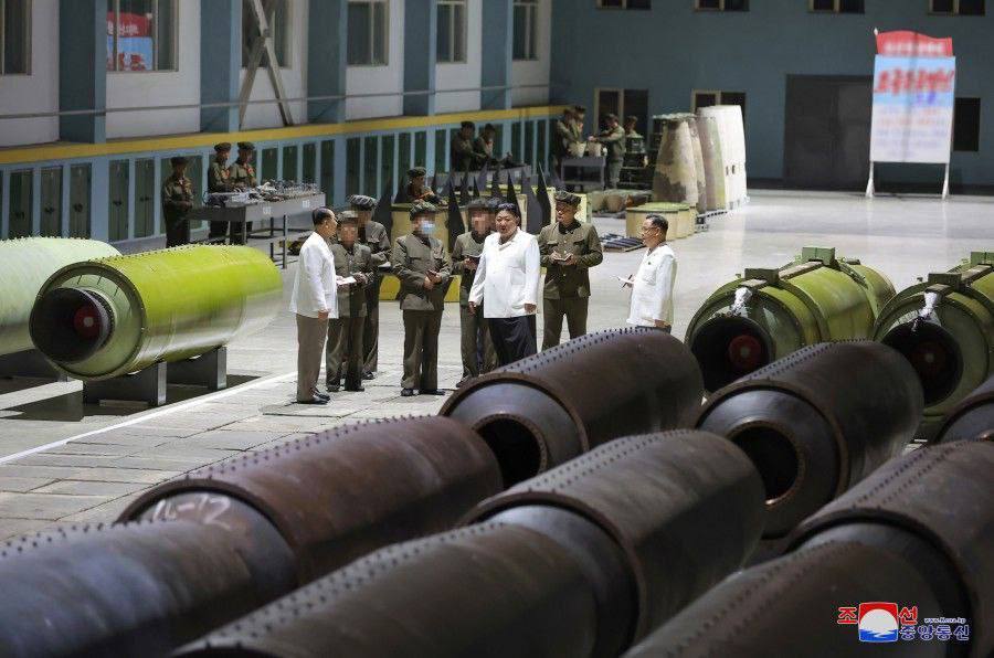 Kim Jong Un visiting the KN-23 missile factory, January 2024 / Defense Express / Half N.Korean KN-23 Missiles Exploded Mid-Flight in Ukraine – Reuters