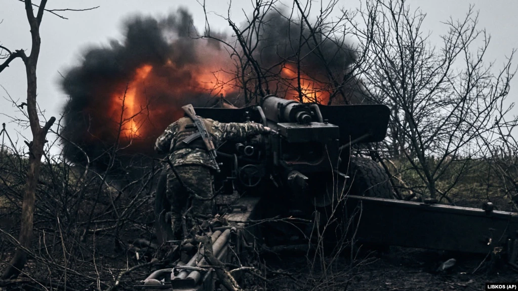 Ukrainian servicemen fire at russian positions near Bakhmut, Donetsk region, November 20, 2022, Defense Express