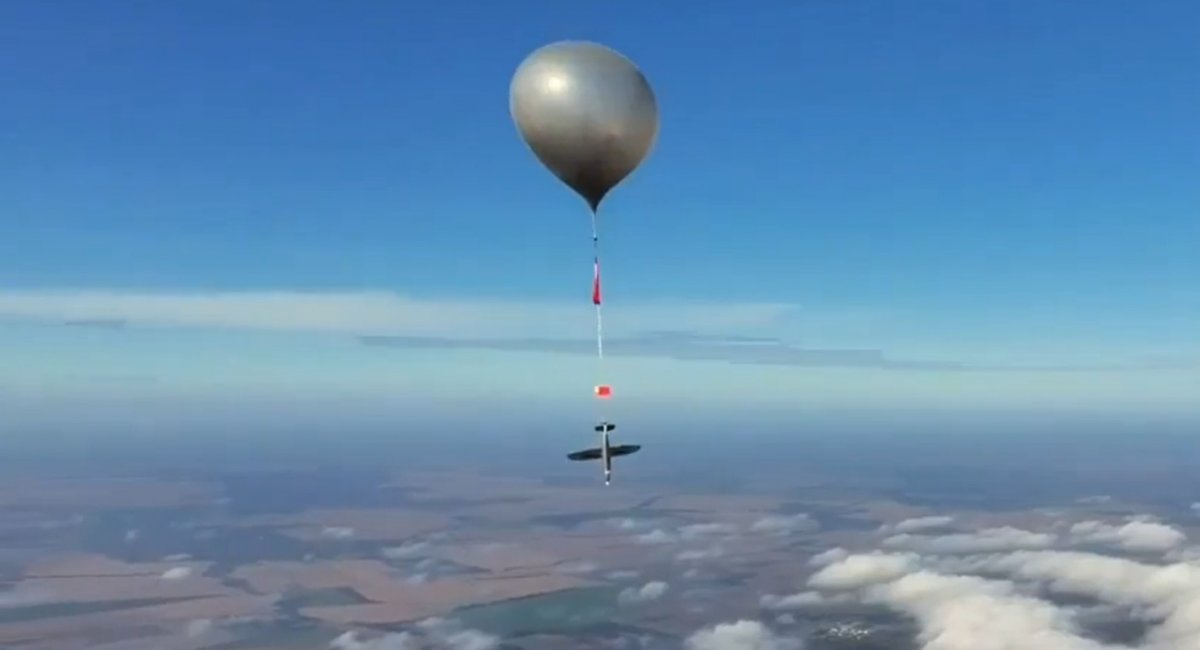 Hornet-2 UAVs, Which May End Up in Ukraine’s Armed Forces, Can Fly in Swarms, Are Almost Completely Autonomous, Hornet strike UAV by the Perennial Autonomy (formerly known as Swift Beat) suspended beneath a high-altitude balloon