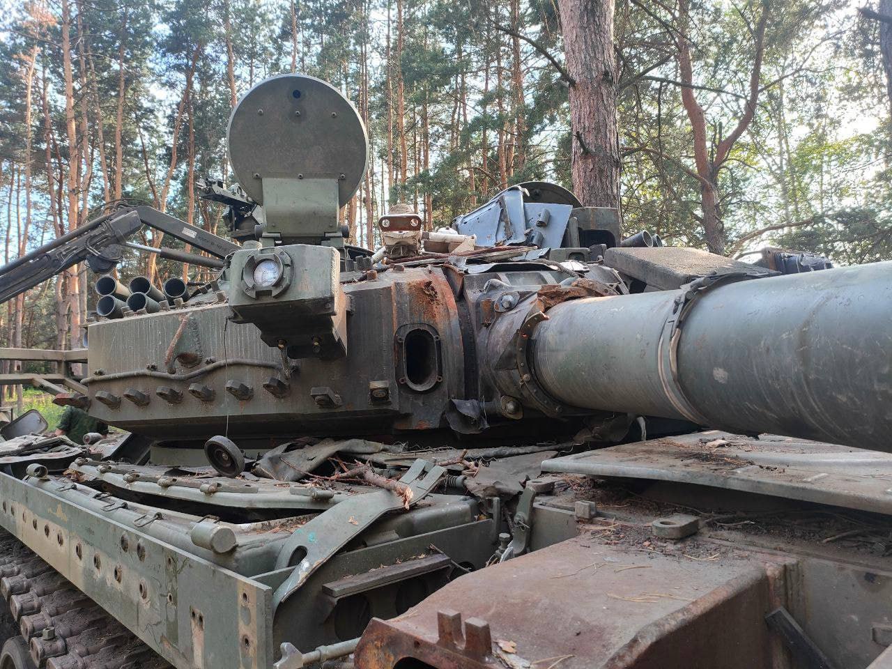 Damaged T-90M A Photo of the Latest russian T-90M Proryv tank Disassembled for Spare Parts Appeared on the Network, Proryv tank of the russian army, which became a donor of spare parts, July 2023, Defense Express