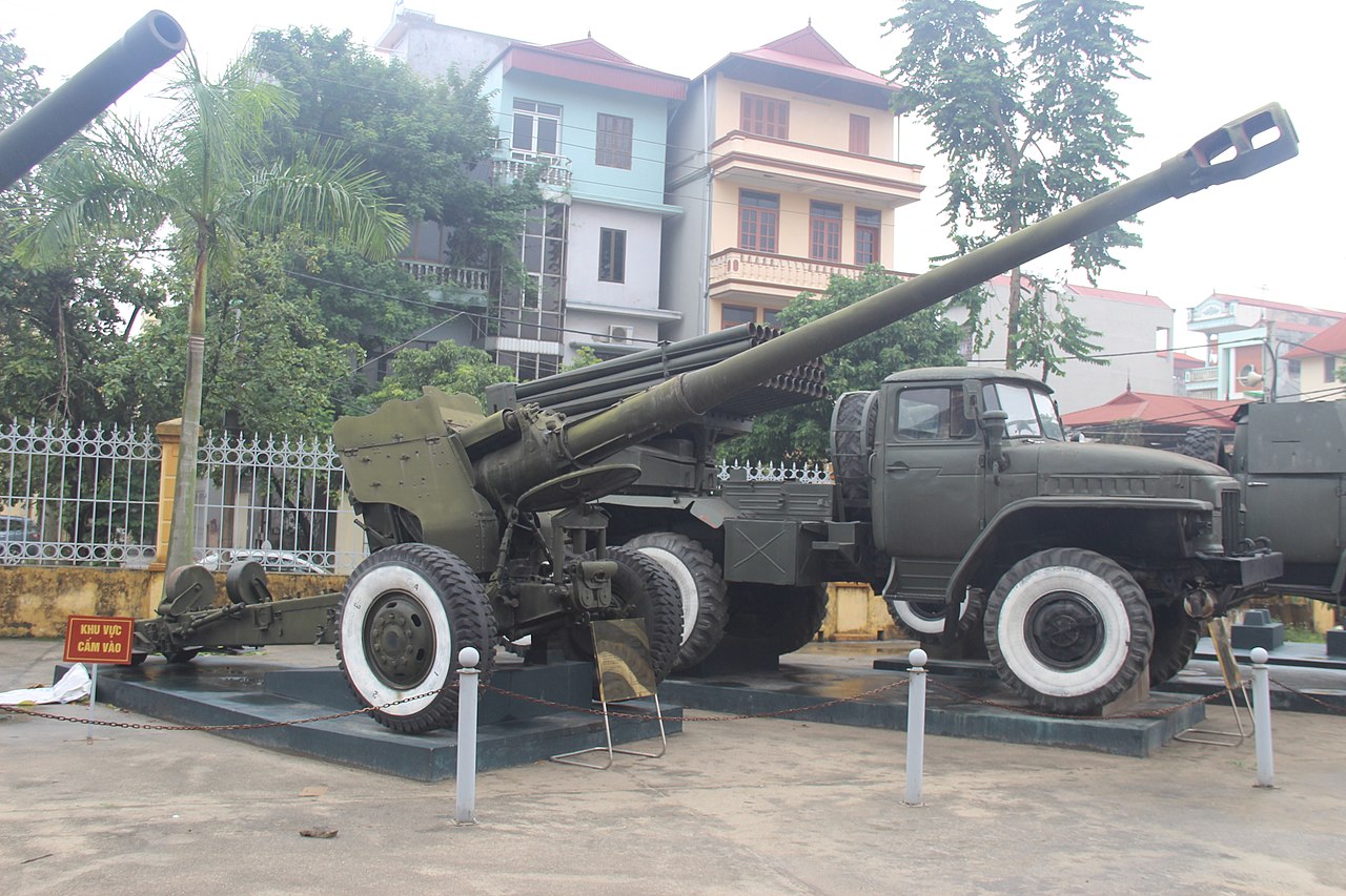 D-74 of the Vietnamese army in a museum in Hanoi / Defense Express / Mysterious Howitzer of Ukrainian Dnipro-1 Unit Could be From Bosnia and Herzegovina