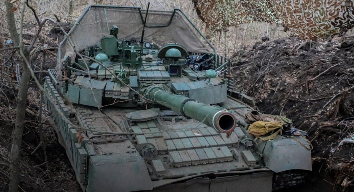 “Anti-drone hood” on a T-80 tank