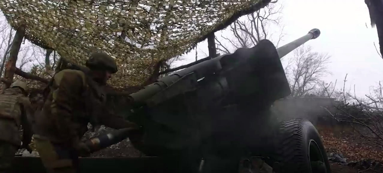 The loading process of a D-74 gun from the russian army’s inventory, December 2024