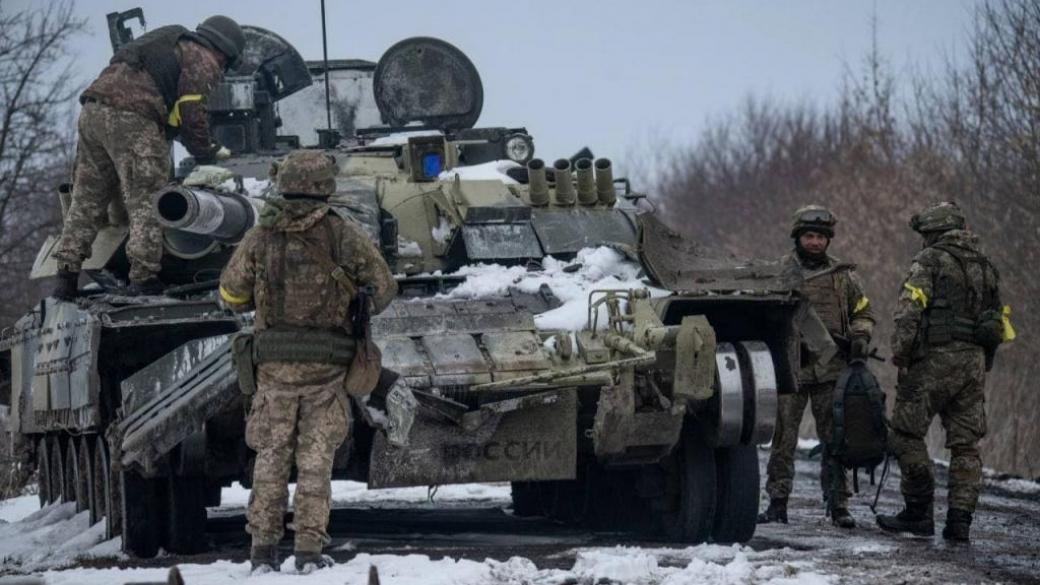 Captured russia's tank by Ukrainian warriors, Defense Express, war in Ukraine, Russia-Ukraine war