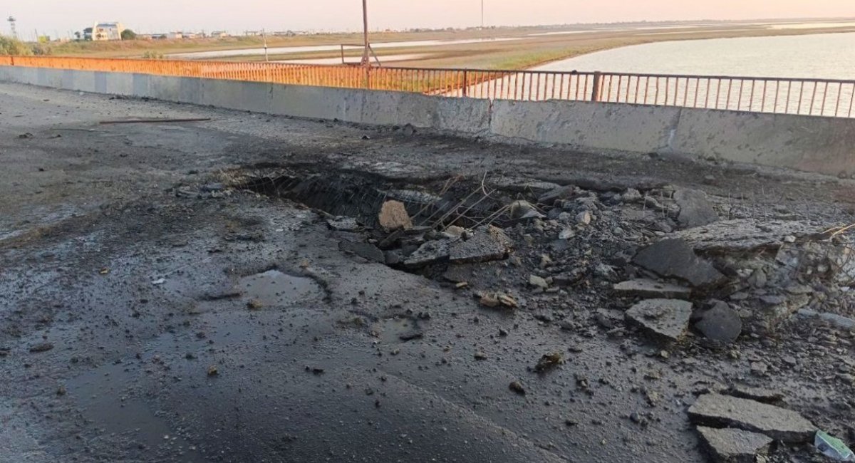 Damaged bridge across the Chonhar Strait Defense Express The UK Defense Intelligence: russia Constructed a Pontoon Bridge for Military Traffic After the Attack on Chonhar Bridges