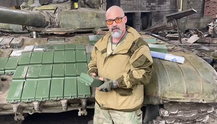 russians install their handcrafted ERA modules of the tank