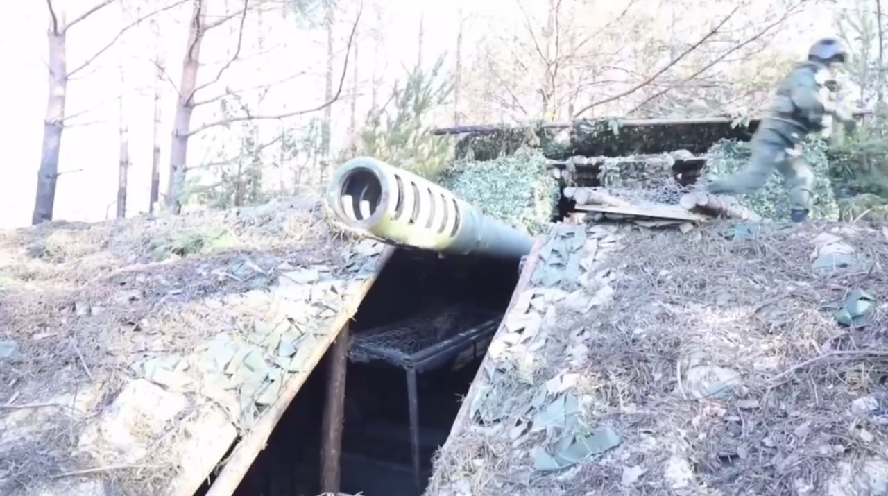 A russian Giatsint-S SPG in an underground shelter / Defense Express / Digging In Doesn't Help Anymore? Two russian D-30 Howitzers Went Underground, Still Got Destroyed