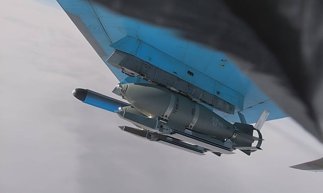 UMPK holding a FAB bomb / Defense Express / UMPK Dismantled and Analyzed: What's Inside the russian Kit Turning Dumb FAB Into a Guided Bomb (Video)