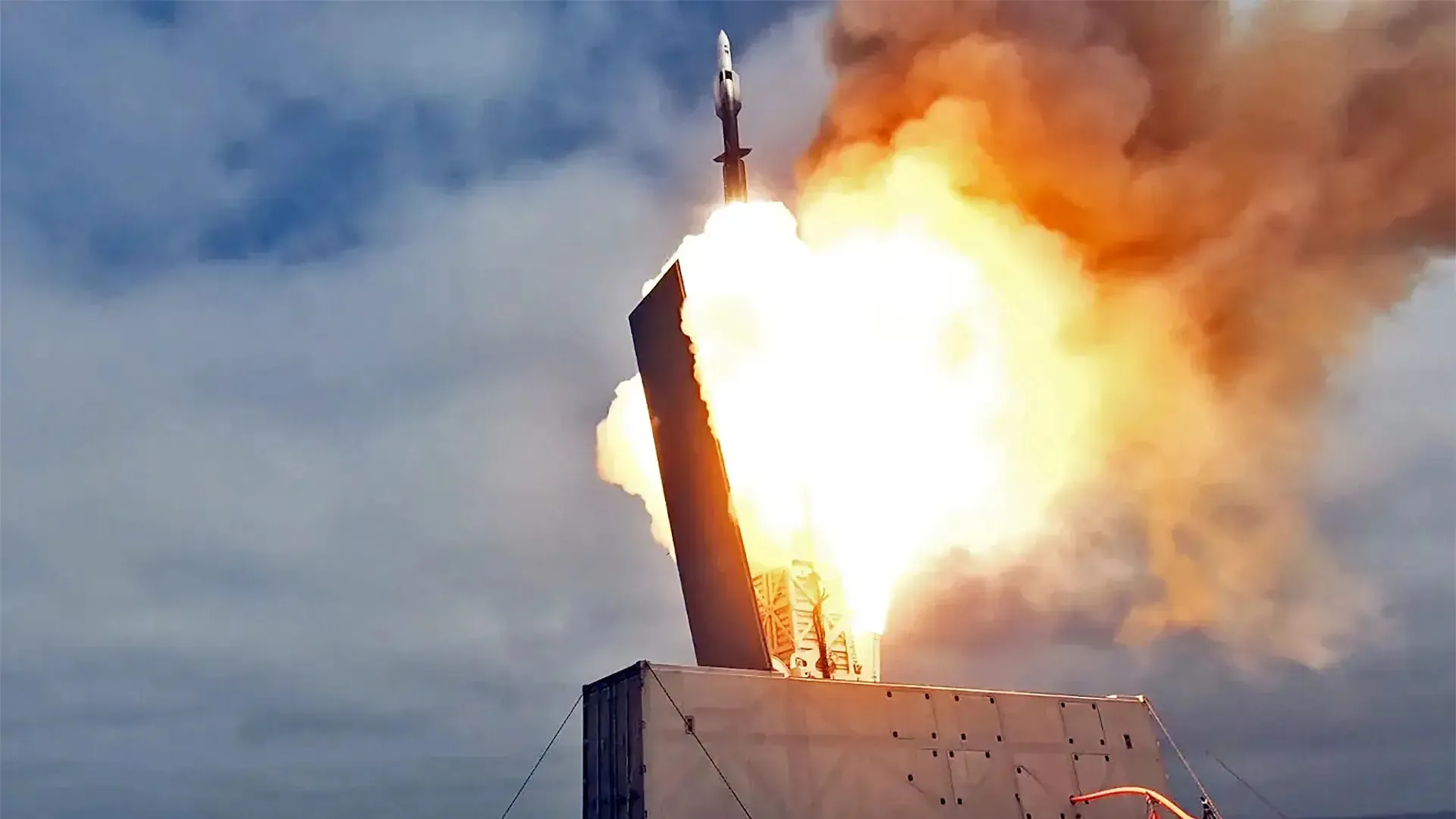 SM-6 launch from Mk 70 Expeditionary Launcher / Photo credit: U.S. Navy