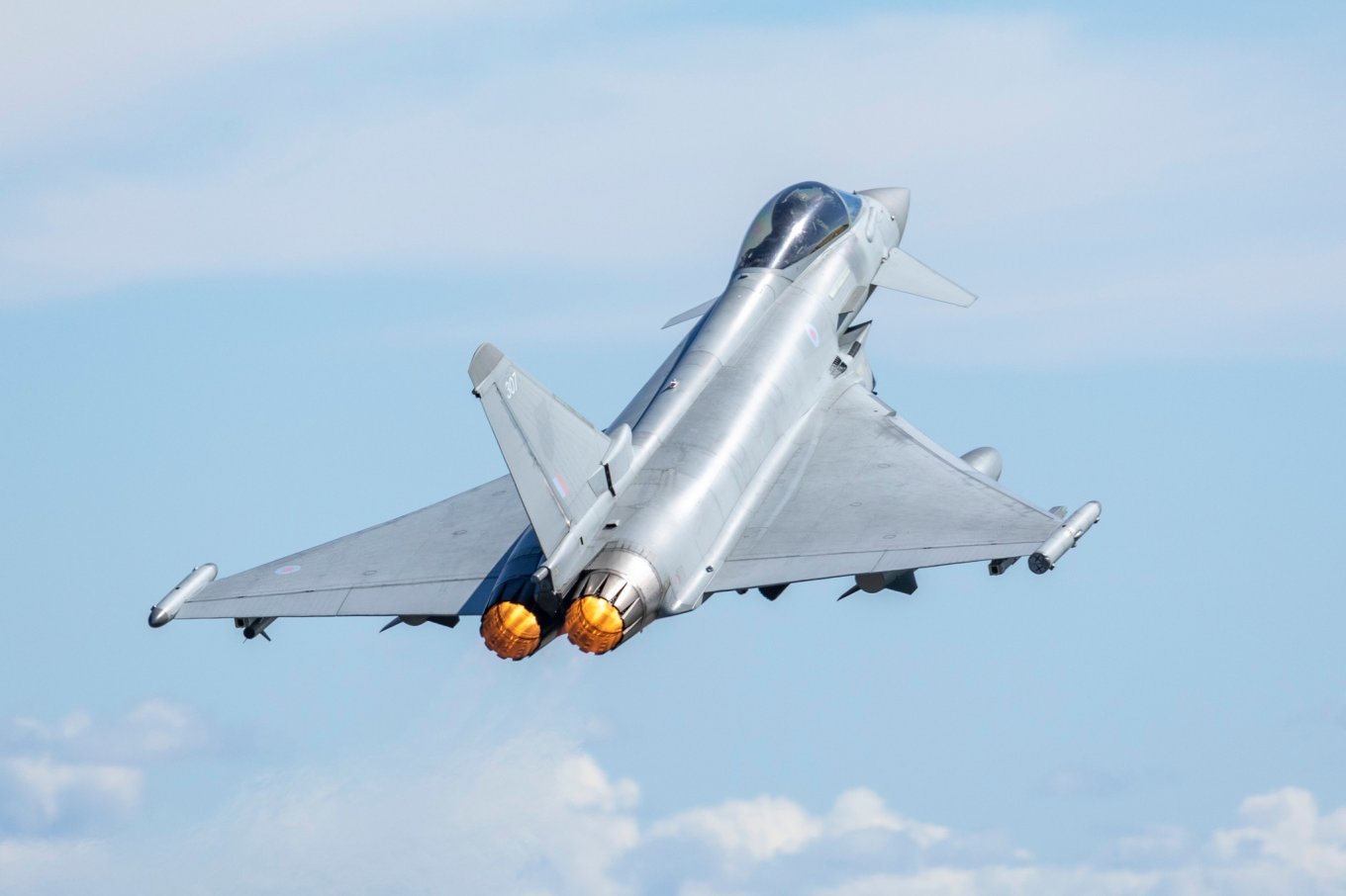 JAS 39 Gripen / Defense Express / Ukraine Did Not Put JAS 39 Gripen Supply on Hold, Kyiv Says