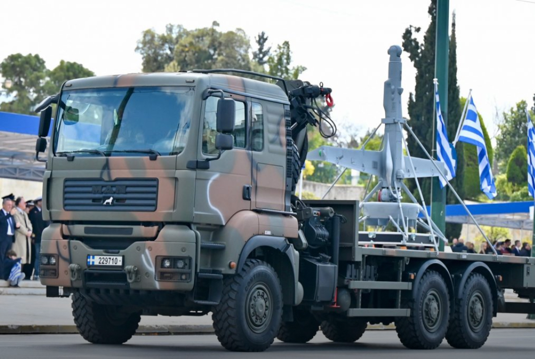 Το V-BAT που δοκιμάστηκε στο πεδίο μάχης της Ουκρανίας θα μπορούσε να γίνει Patriot's "Μάτια" στην Ελλάδα, όπου κατασκευάζεται μόνιμη βάση για αυτά τα UAV VTOL, Η φωτογραφία δείχνει ένα V-BAT VTOL UAV της Shield AI σε φορτηγό MAN των Ελληνικών Ενόπλων Δυνάμεων κατά τη διάρκεια παρέλασης στην Αθήνα