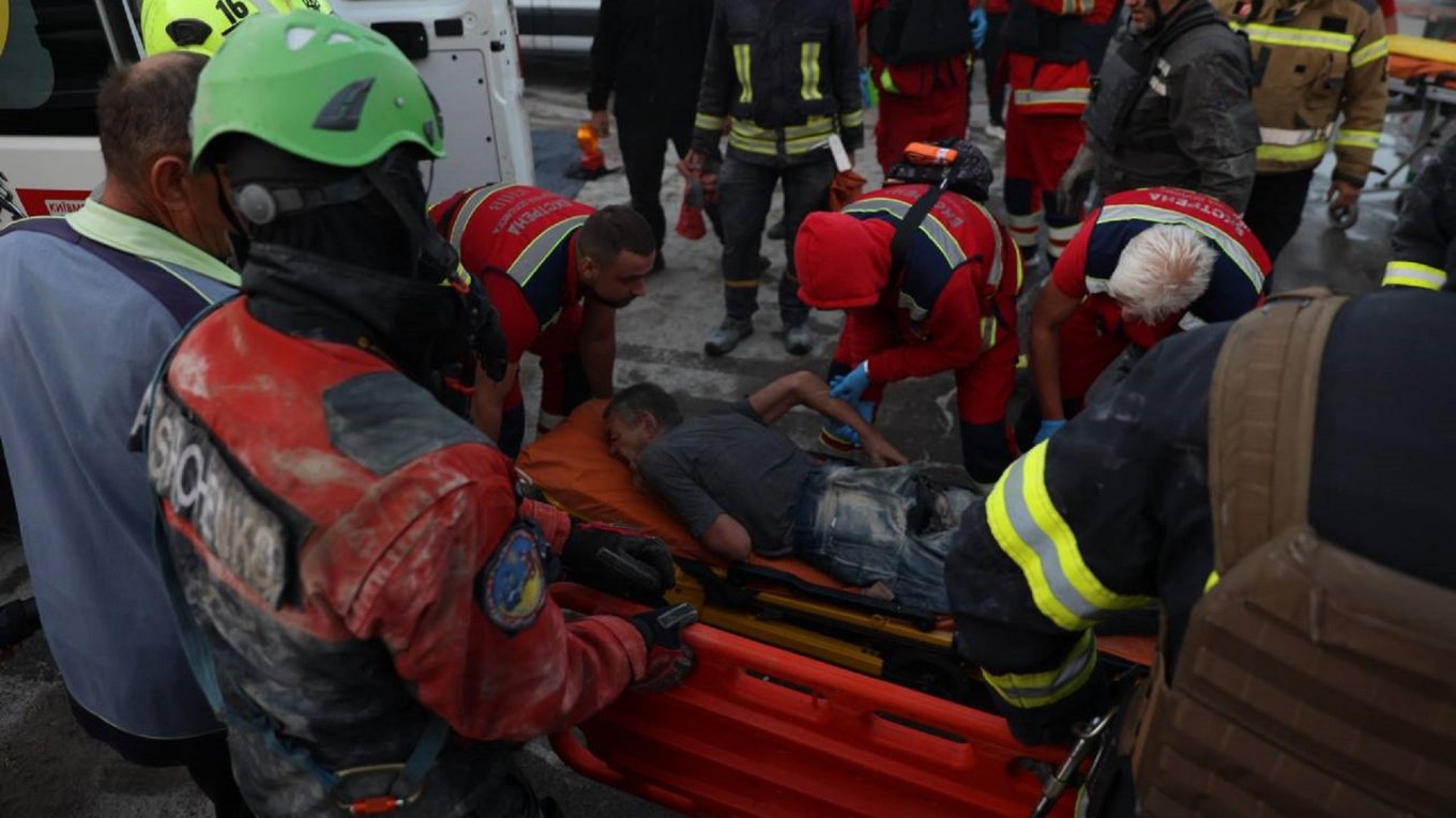 On Thursday Night, russian Terrorists Struck Ukraine With 31 Missiles, 598 drones, russian terrorists hit a five-story residential building in the Darnytsia district of Kyiv - part of the building was destroyed, people died, many residents were injured