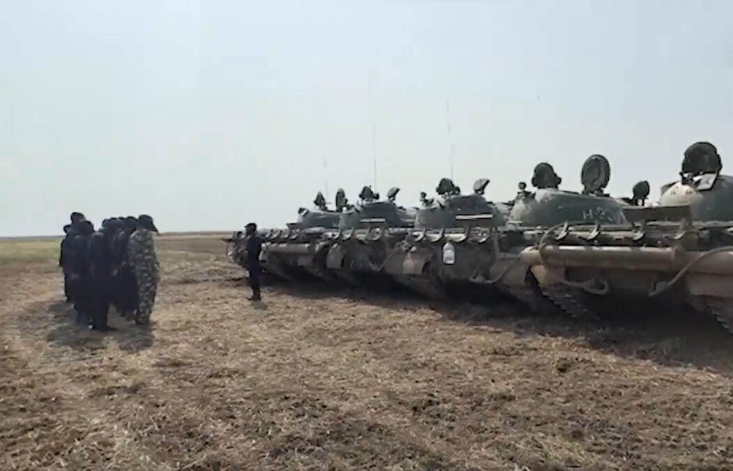 Trung đoàn súng trường cơ giới 1430 của quân đội Nga đứng cạnh xe tăng T-54