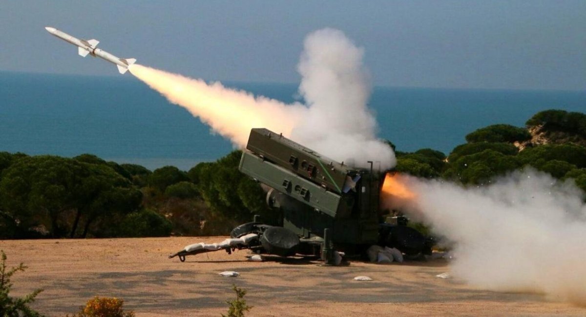 Missile launch from the Spanish Aspide medium range SAM, also known as Toledo, Defense Express