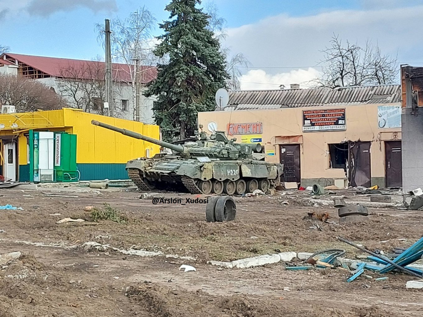 russian T-80BV of the 1st Tank Army captured by Ukrainian troops in likely usable condition in Trostianets, Sumy region, Defense Express