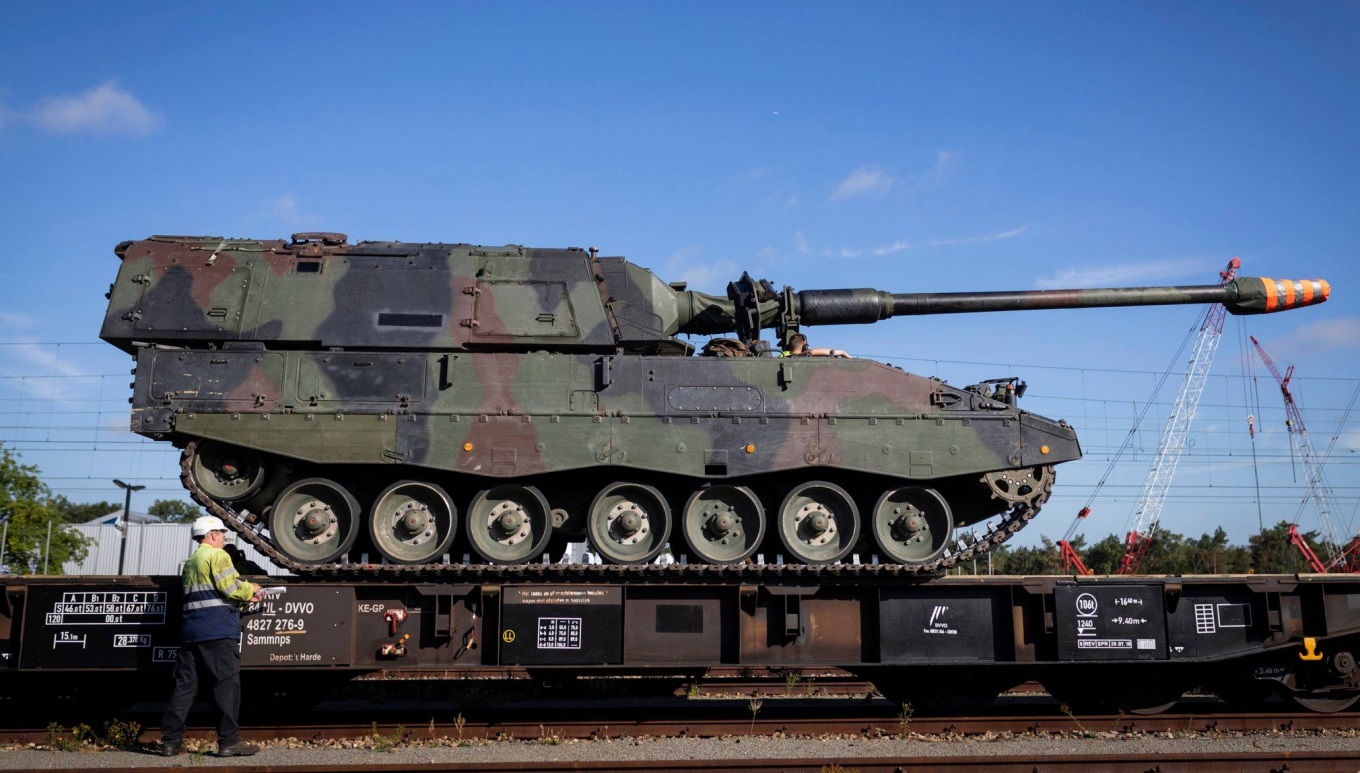 PzH 2000 self-propelled gun on a specialized 6-axis rail platform / Defense Express / NATO Needs to Improve Railway Logistics, Not Just For Ukraine But For Own Sake, Too