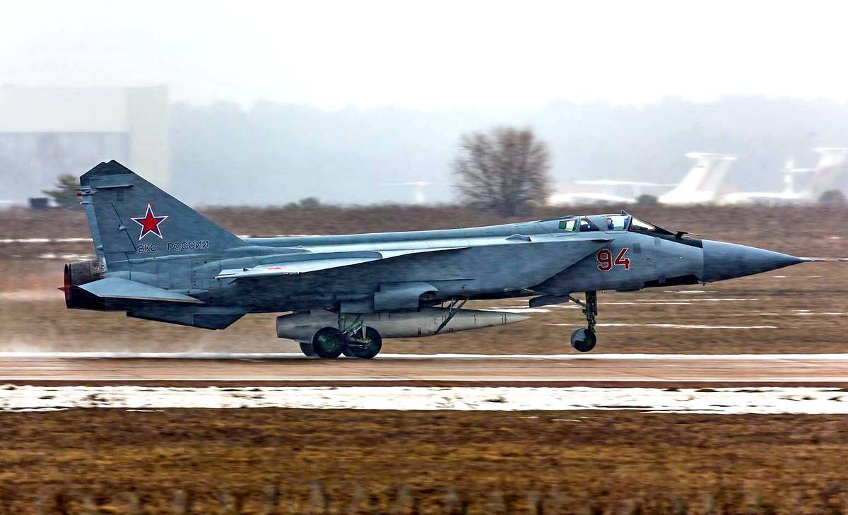 Russian MiG-31K with a Kh-47M2 Kinzhal hypersonic aero-ballistic air-to-surface missile, Defense Express