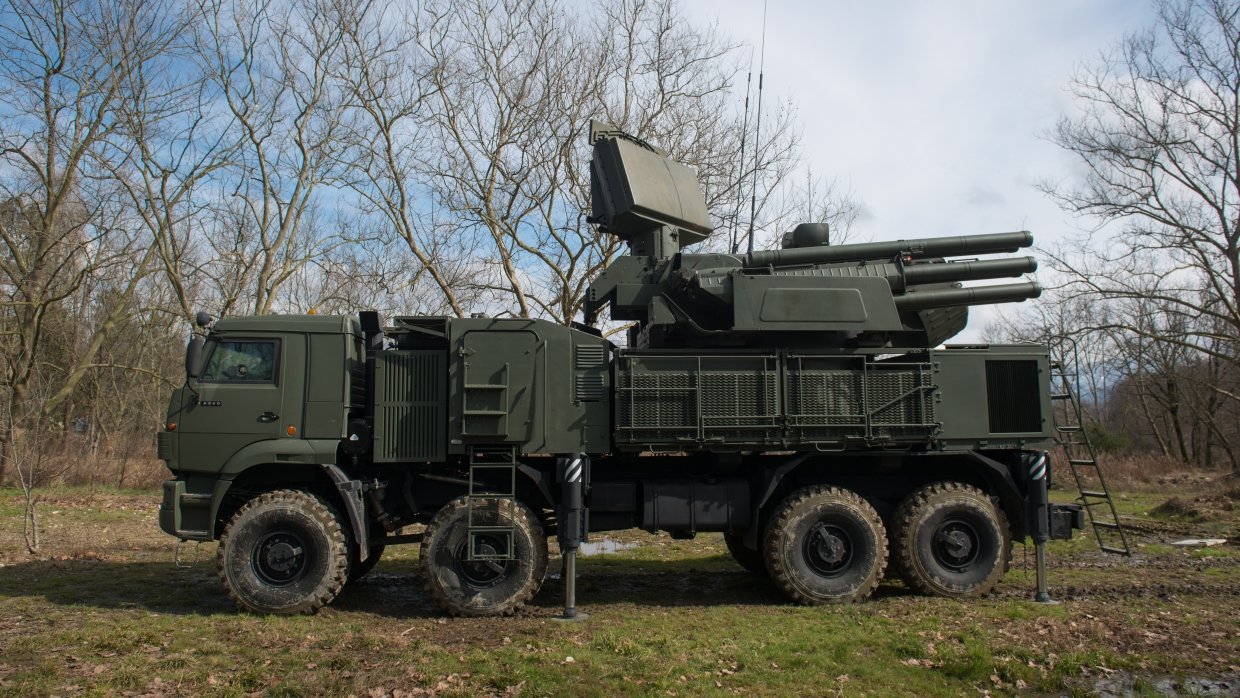 russian Pantsir-S1 anti-aircraft missile and gun system / Defense Express / China Presents SWS3: Gun-and-Missile Drone Killer Vehicle to Rival russian Pantsir-S