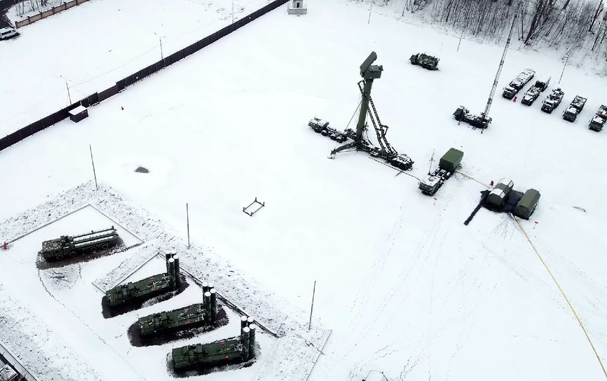 S-400 position on the territory of the Elk Island national park in Moscow, March 2023 / Defense Express / Why Moscow Has Better Air Defense Than Other Regions, russians Explain