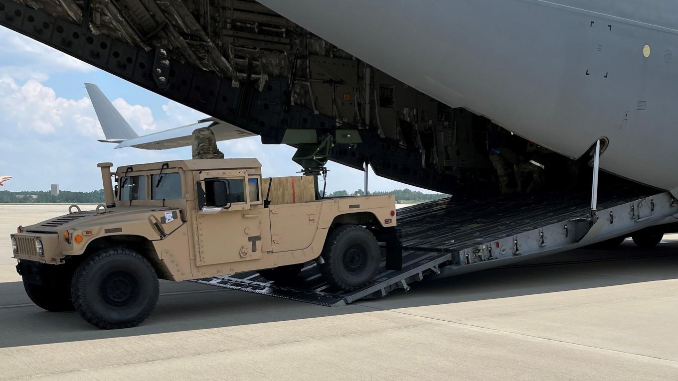 The Vampire launch platform is unloaded from the aircraft, Defense Express