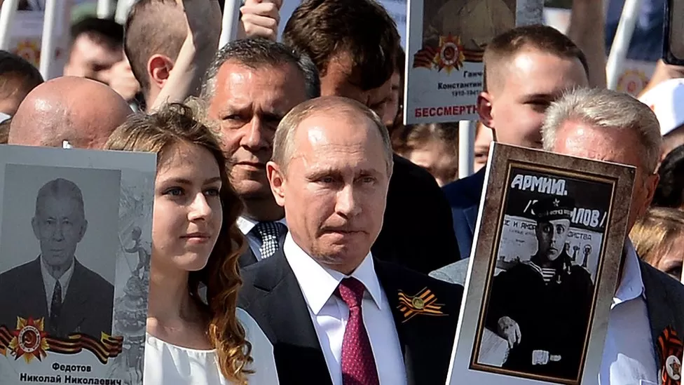 russian president vladimir putin carried a portrait of his father Vladimir during the procession in 2016, The UK Defense Intelligence Named the Real Reason For the Cancellation of the Immortal Regiment Remembrance Marches in Russia, Defense Express