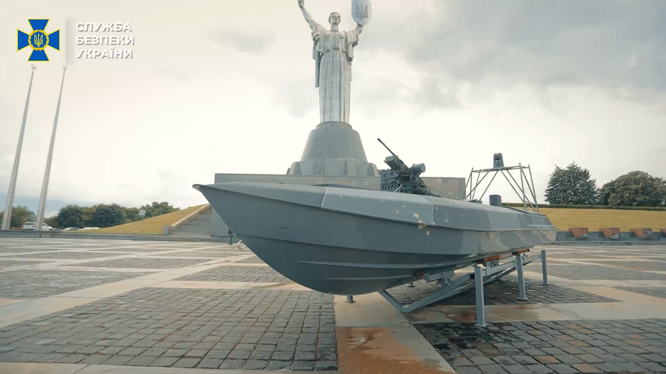 The damaged Sea Baby naval drone handed over to the museum / Defense Express / All Upgrades to Ukraine's Sea Baby Naval Drone Analyzed: From Boat-Bomb to UAV Mothership With a Smart Turret and Mines