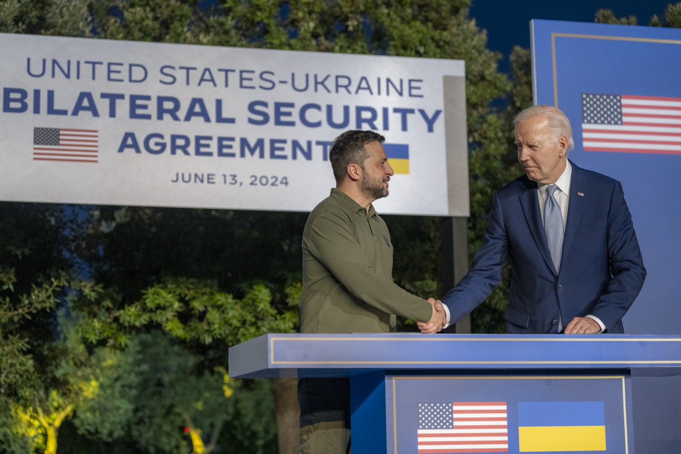 Illustrative photo: U.S. President Joe Biden greets his Ukrainian counterpart Volodymyr Zelenskyi as they sign a bilateral agreement securing a long-term security assistance for Ukraine / Defense Express / Billions in Ukraine Aid Face Potential Lapse as White House Rushes to Use Them