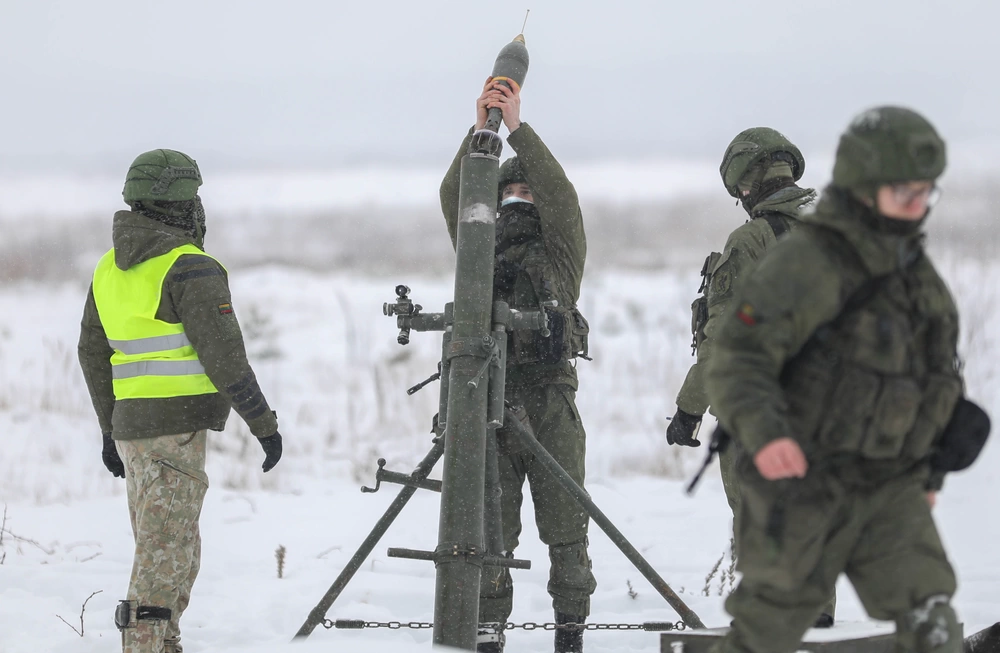 Lithuanian military practicing mortar shooting, Defense Express