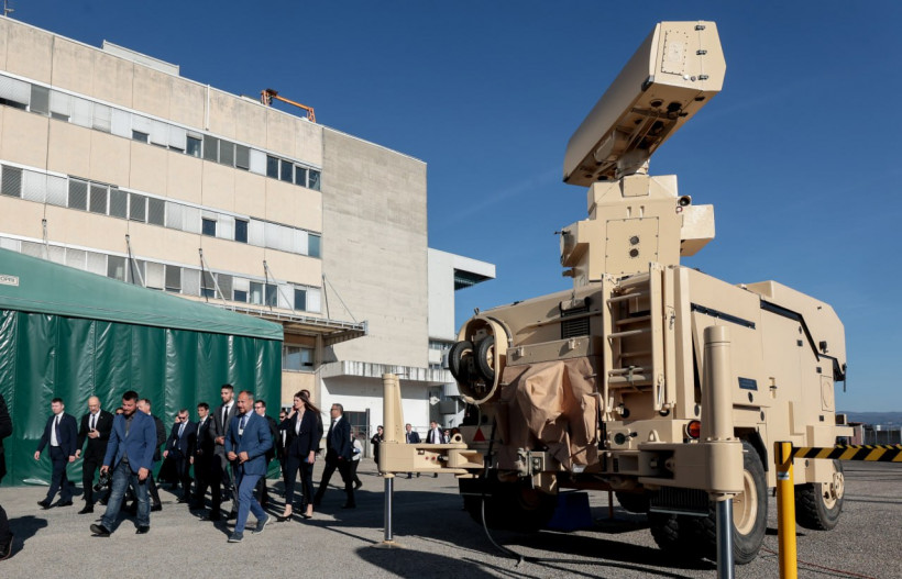 Ukrainian PM visited Rheinmetall facility in Italy. In the photo we can see the X-TAR3D tactical acquisition radar which is part of Skynex system