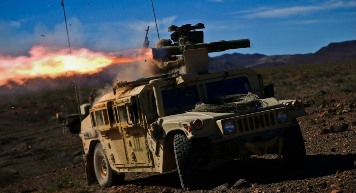 Launching a missile from a TOW ATGM mounted on a HMMWV vehicle / Photo credit: US DoD