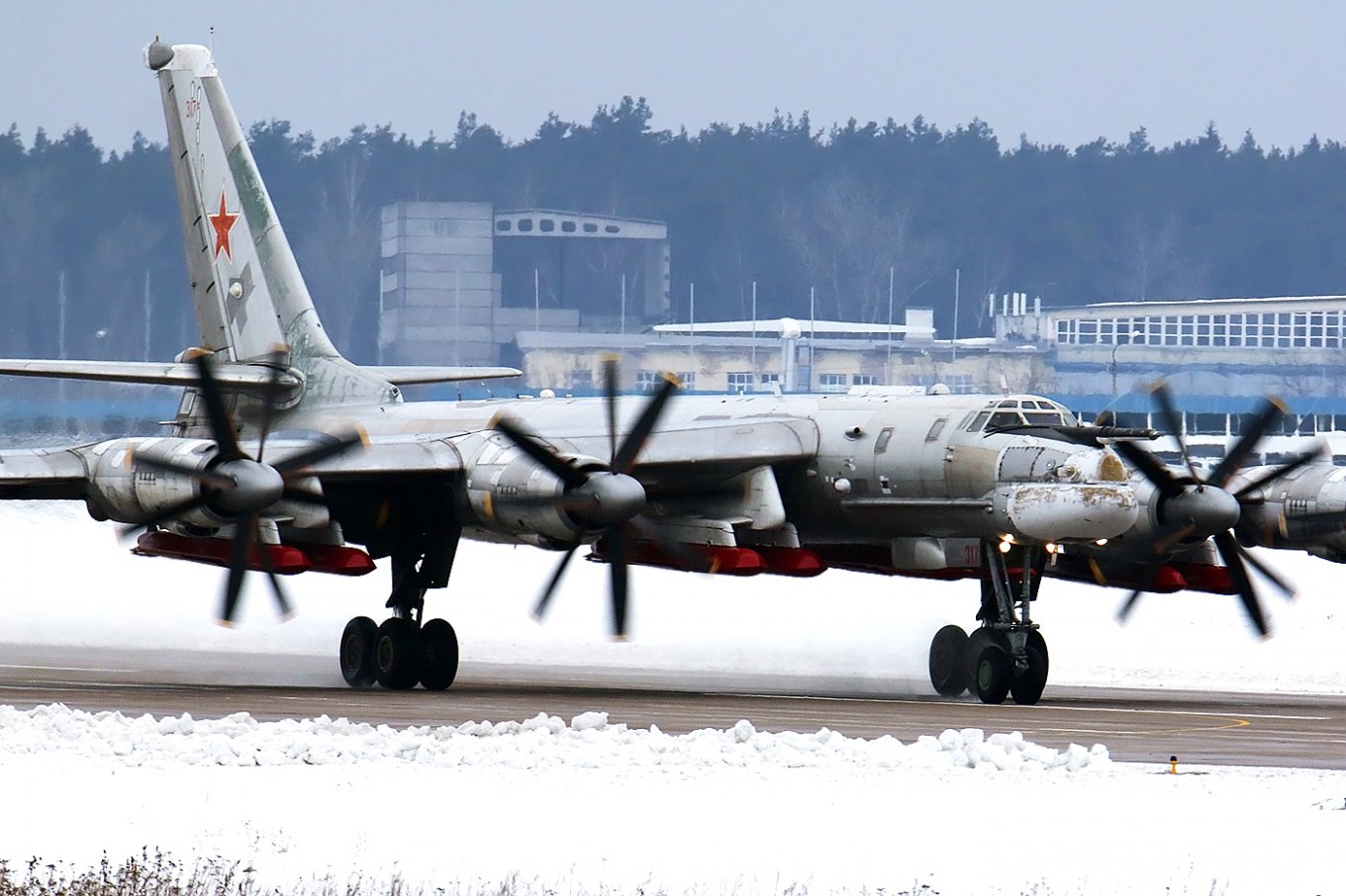 russia's Tu-95MSM bomber with X-101 cruise missiles, Defense Express