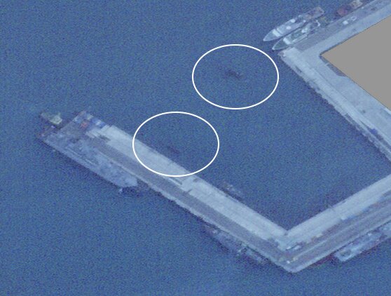 The two submarines semi-submerged, highlighted in the satellite photo / Defense Express / Satellite Shows Two russian Submarines Semi-Submerged at Novorossiysk Base