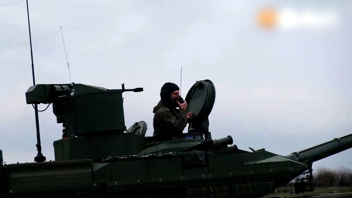 This is how the russians ensure communications on their T-90M Proryv tanks