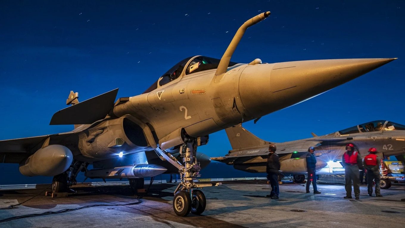 ASMP-A missile mounted on a Rafale MF3 / Defense Express / Is French Nuclear Umbrella Vast Enough to Shield All of Europe