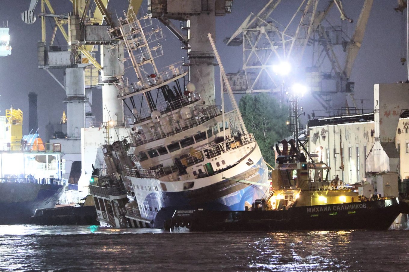 Kapitan Ushakov sinks / Defense Express / russia Forgot How to Build Ships: Sinking of Kapitan Ushakov Tugboat is Just the Tip of the Iceberg