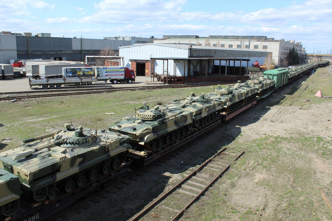 A batch of BMP-3 IFVs departing from the plant / Defense Express / Drone Eyes for BMP-3: russia Wants the IFV to Be Like German Lynx With Its Black Hornet