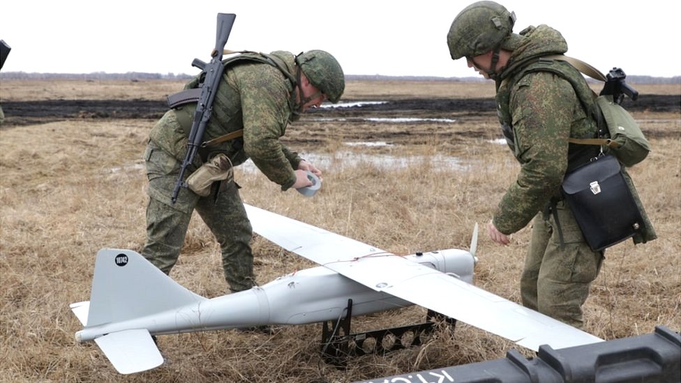 russian drope operators prepare an Orlan-10 for a sortie / Defense Express / Orlan UAV Service Life and Operators' Training Details Disclosed by russia