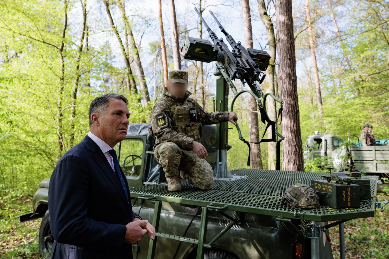 Australian defense minister Richard Marles during his meeting with Ukrainian troops, April 27th, 2024 / Defense Express / Which Portable Air Defense, Air Attack Missiles Australia can Send to Ukraine in the New $100 million Aid Package